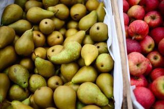 Clafoutis poires et pommes : fruits poêlés avant d'être enfournés