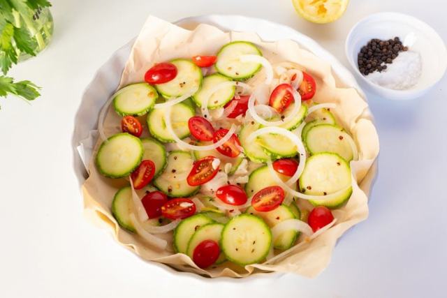 Tarte fine aux oignons rouges et poires : l'alliance gourmande du sucré et du salé Tarte fine aux oignons rouges et poires : l'alliance gourmande du sucré et du salé