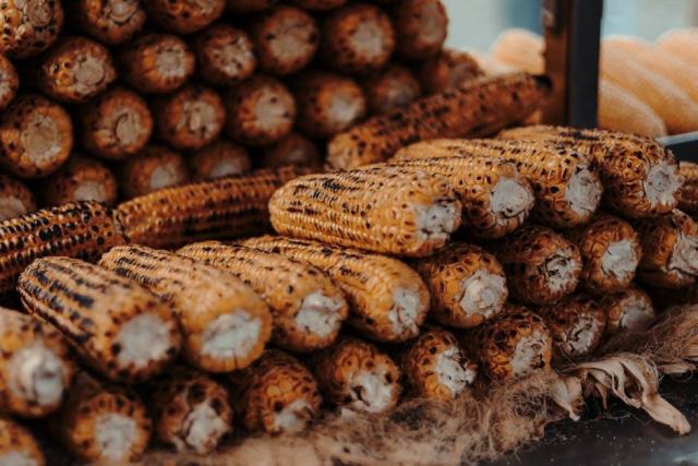 Velouté de maïs frais, doré et crémeux pour un repas léger Velouté de maïs frais, doré et crémeux pour un repas léger
