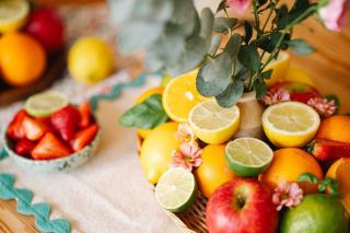 Photo d'illustration : une corbeille garnie de fruits sur une table